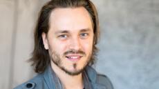 Ο σταρ του Χόλιγουντ Τζόναθαν Τζάκσον ερμηνεύει προσευχές από το Άγιο Όρος