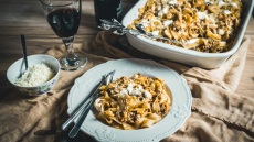 Χυλοπίτες στο φούρνο με αρνίσιο κιμά, ραγού μελιτζάνας και τυριά