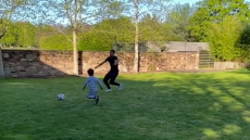 Κορωνοϊός: Ο Λόβρεν προπονείται κάνοντας τάκλιν στον γιο του!