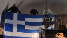 Μέτρα για τον κορωνοϊό: Εισέβαλαν σε εκκλησία τη Μεγάλη Παρασκευή και ανήρτησαν την ελληνική σημαία