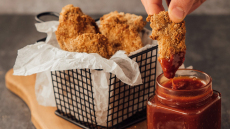 Τραγανές κοτομπουκιές φούρνου με σπιτική κέτσαπ