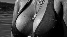 Γυναίκα από τον Καναδά γλίτωσε το θάνατο από σφαίρα χάρη στα... πλαστικά στήθη της