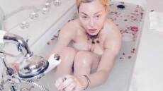 Βίντεο: Έλληνας τραγουδιστής τραγουδά στην μπανιέρα όπως η Μαντόνα 