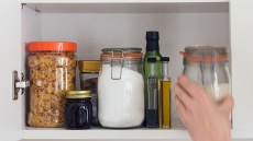 Τι πρέπει να κάνεις για να απαλλάξεις το ντουλάπι της κουζίνας από τα ζωύφια