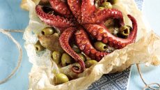 Χταπόδι στη λαδόκολλα με δάφνη και πράσινες ελιές
