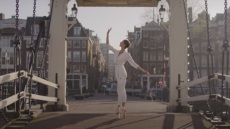 Κορωνοϊός – Ολλανδία: Μπαλαρίνες χορεύουν στους άδειους δρόμους του Άμστερνταμ