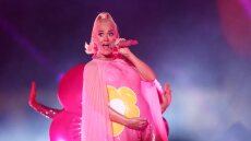 Κέιτι Πέρι: Ντύθηκε… αντισηπτικό για το νέο επεισόδιο του American Idol