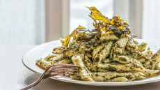 Πέννες με πέστο και τσιπς αμπελόφυλλου