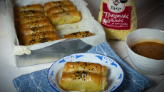 Φλογέρες με τραχανά, πικάντικη φέτα και ντοματένιο ντιπ