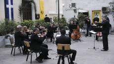 Η Χορωδία της ΕΡΤ τραγουδά για γιατρούς και νοσηλευτές στο Ασκληπιείο Βούλας