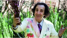 «Μη μένετε σπίτια σας…»: Το απόλυτο troll βίντεο του Άγγελου Παπαδημητρίου για την Πρωτομαγιά