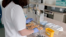 Κορωνοϊός: Πώς μπορεί να εξηγείται το μυστήριο όσων ανάρρωσαν αλλά ξαναβγήκαν θετικοί