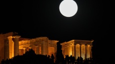 Εντυπωσιακές εικόνες: «Μαγεύει» η τελευταία υπερπανσέληνος του 2020