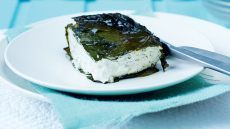 Γιαουρτόπιτα με αμπελόφυλλα