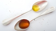 Πώς να καθαρίσετε εύκολα και αποτελεσματικά το λάδι που έπεσε στο πάτωμα