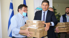 Παραδόθηκαν από τον Λευτέρη Αυγενάκη 2.500 μάσκες σε εργαζομένους της ΓΓΑ