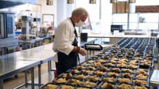 Τριάστερος σεφ προσφέρει γεύματα για εργαζόμενους σε νοσοκομεία