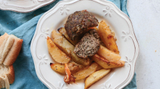 Μπιφτέκια με πατάτες φούρνου