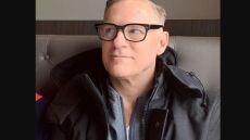 Μπράιαν Άνταμς για Κινέζους:  Γα@@@νοι μπάσταρδοι που τρώνε νυχτερίδες και κατασκευάζουν ιούς