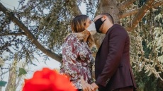 Η τραγουδίστρια Angelika Dusk παντρεύτηκε: Η γαμήλια φωτογραφία με τις μάσκες 