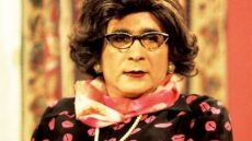 Λάκης Λαζόπουλος: Έξαλλη η χήρα Μήτση γιατί ο γιος της βγαίνει με ροζ και ασιδέρωτη μάσκα