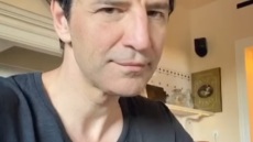 Ο Σάκης Ρουβάς βγάζει βίντεο και μας δείχνει το πρωινό του