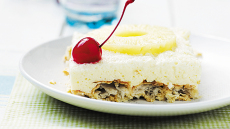 Ανάλαφρο γλυκό ψυγείου με ανανά