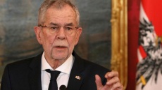 Αυστρία: Ο πρόεδρος της χώρας καταδικάζει την απέλαση 3 κοριτσιών εν μέσω πανδημίας