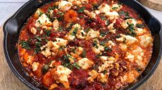 Γαρίδες σαγανάκι με φέτα και μυρωδικά