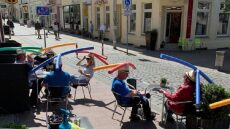 Café στη Γερμανία μοίρασε τα πιο περίεργα καπέλα για να τηρούνται οι αποστάσεις