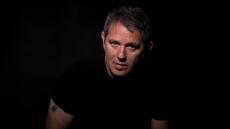 Ο Παύλος Παυλίδης τραγουδά στην άδεια σκηνή του Κέντρου Πολιτισμού Σταύρος Νιάρχος