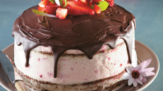 Γεμιστό κέικ με κρέμα τυριού, φράουλες και σοκολάτα