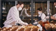 Νεοϋορκέζος σεφ μετατρέπει το βραβευμένο με τρια αστέρια Michelin εστιατόριό του σε κουζίνα απόρων