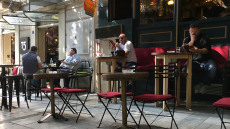 Άρση μέτρων: «Μείωση τζίρου 50% στα καφέ, 90% στην εστίαση» 