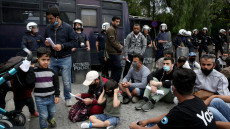 Κορωνοϊός: Έσπασαν την καραντίνα στη δομή του Κρανιδίου - Διαμαρτυρία έξω από το ΑΤ στο Πόρτο Χέλι