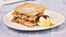 Μιλφέιγ με αχλάδια και αμύγδαλα, σερβιρισμένα με σάλτσα σοκολάτας