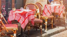 Άρση μέτρων - Γαλλία: Ανοίγουν ξανά μπαρ, εστιατόρια, παραλίες και πάρκα