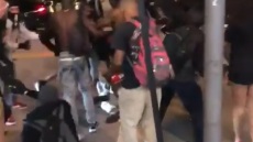 Σκληρό βίντεο: Βάνδαλοι ξυλοκοπούν άγρια πολίτη που προσπαθούσε να σώσει την περιουσία του στο Ντάλας