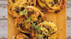 Λουκανικοπιτάκια στριφτά με κεφτέ λουκάνικο