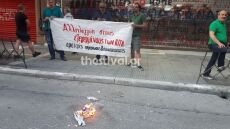 Θεσσαλονίκη: Πυρπόλησαν τη σημαία των ΗΠΑ μπροστά στο προξενείο - Βίντεο