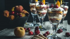 Ελαφρύ trifle με λαδοκούλουρο χωρίς ζάχαρη και κρέμα ροδάκινο