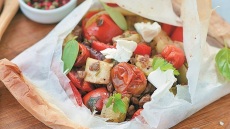 Φακές σαλάτα στο χαρτί, με κολοκυθάκια, ντοματίνια και φέτα