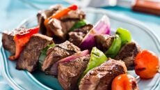 Σουβλάκι τυλιχτό σε μαρούλι! Ο πιο πρωτότυπος πιτόγυρος της Αθήνας