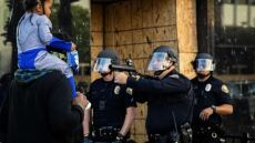 Διαδηλώσεις - ΗΠΑ: Αμερικανός αστυνομικός έτοιμος να ρίξει δακρυγόνα σε δίχρονο αγόρι