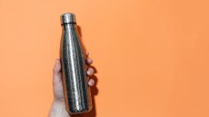 Το απλό κόλπο για να έχεις πάντα μαζί σου δροσερό νερό