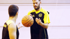 Ο 39χρονος Αντώνης Φώτσης θα συνεχίσει να αγωνίζεται στον Ηλυσιακό