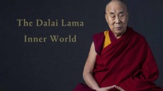 Ο Δαλάι Λάμα τώρα και σε ρόλο... τραγουδιστή - Ακούστε την πρώτη του ερμηνεία