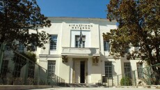 Πετούσε γλάστρες και χαλιά από το μπαλκόνι στον Βόλο μετά από καβγά με τη σύζυγό του που τον κατηγόρησε για ομόφυλη σχέση