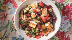 Ντοματοσαλάτα με παντζάρια, μανούρι και μυρωδικά