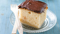 Κέικ ουζάτο σιροπιαστό με γκανάζ σοκολάτας και γλυκάνισου